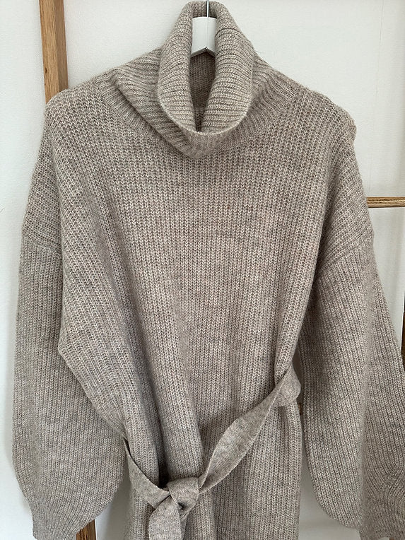 Strickkleid mit Bindegürtel