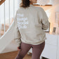 Oversized Damen Sweater in Beige getragen im minimalistischen Look