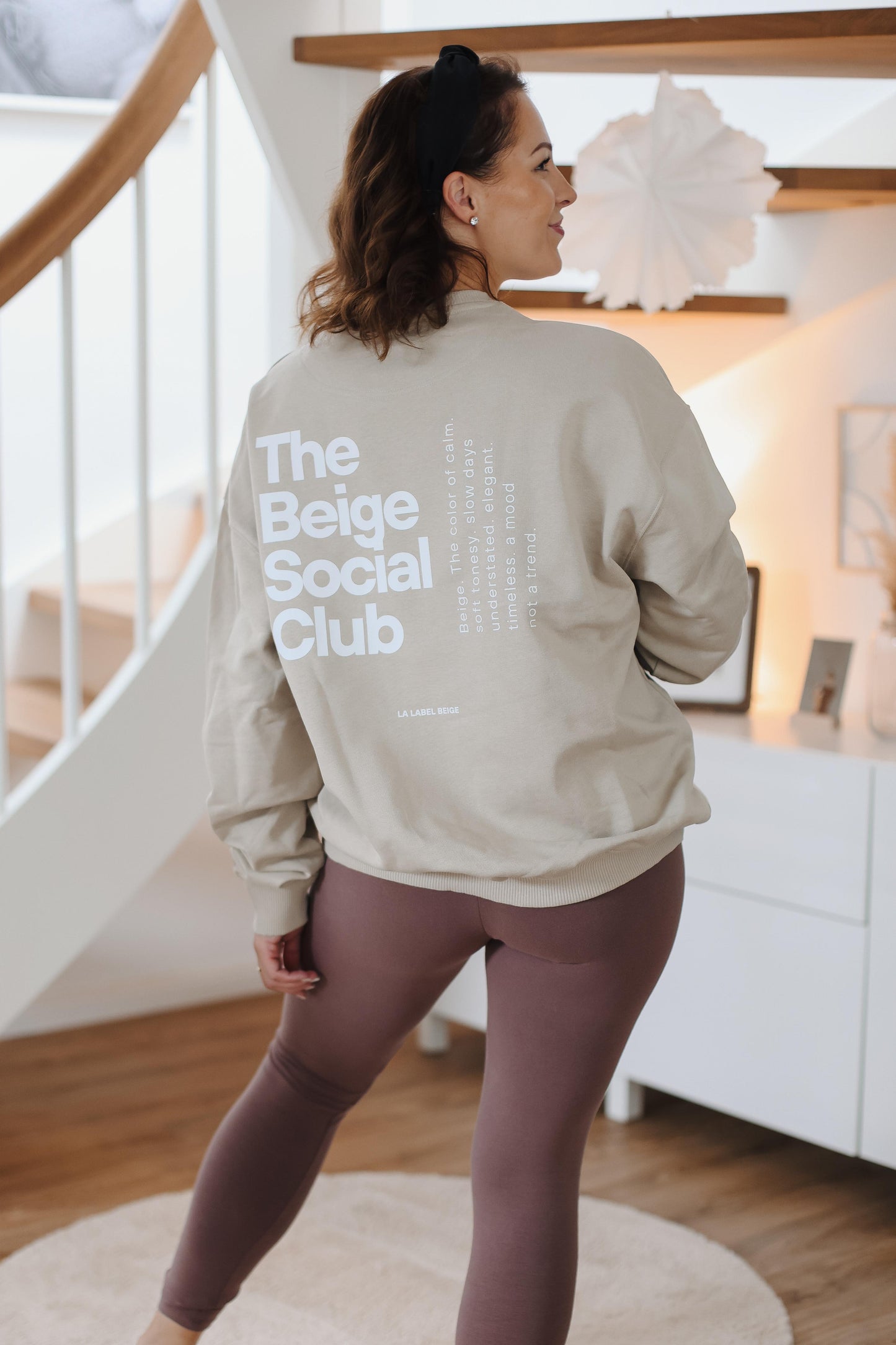 Oversized Damen Sweater in Beige getragen im minimalistischen Look