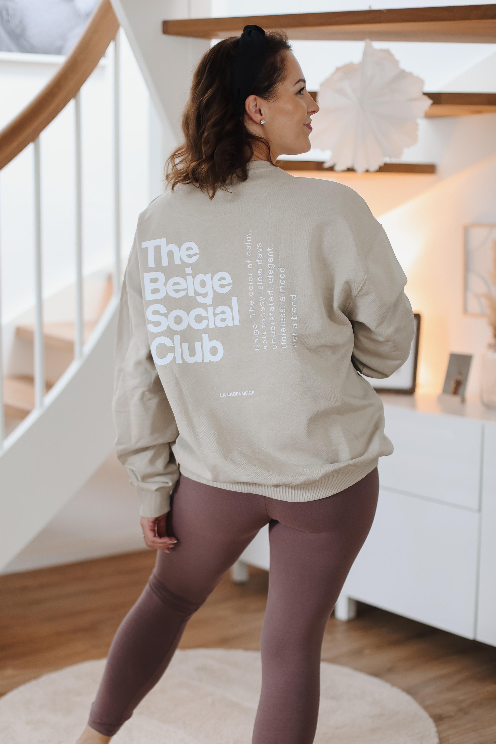 Oversized Damen Sweater in Beige getragen im minimalistischen Look