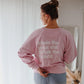 Oversized Damen Sweater in rosa getragen im minimalistischen Look