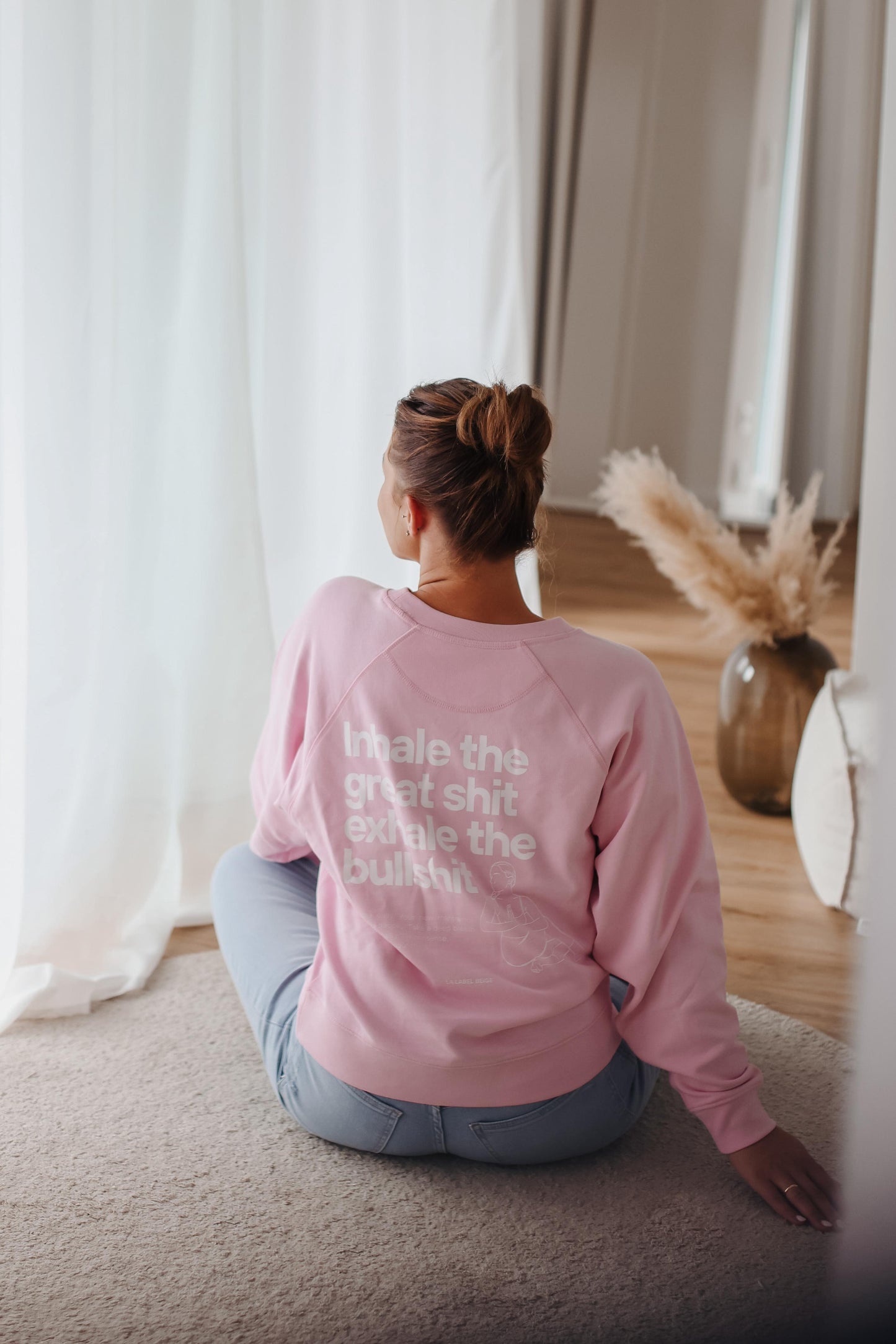 Oversized Damen Sweater in Rosa mit Statement Backprint von La Label Beige