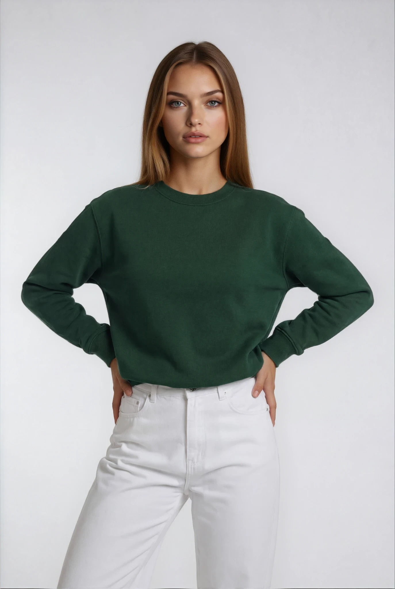 Oversized Damen Sweater in Grün getragen von Model im minimalistischen Look