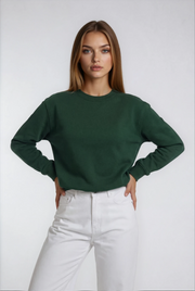 Oversized Damen Sweater in Grün getragen von Model im minimalistischen Look