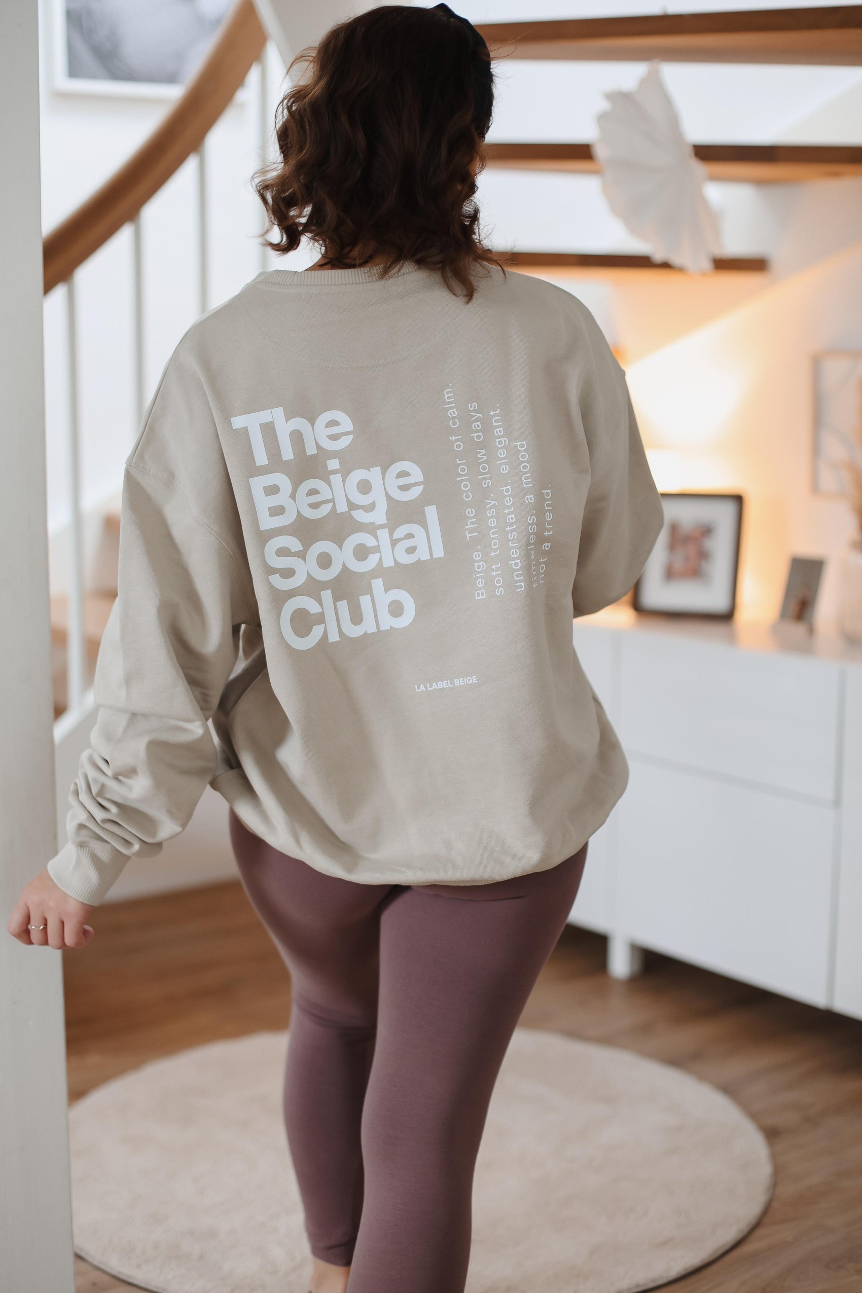 Oversized Damen Sweater in Beige mit Statement Backprint von La Label Beige