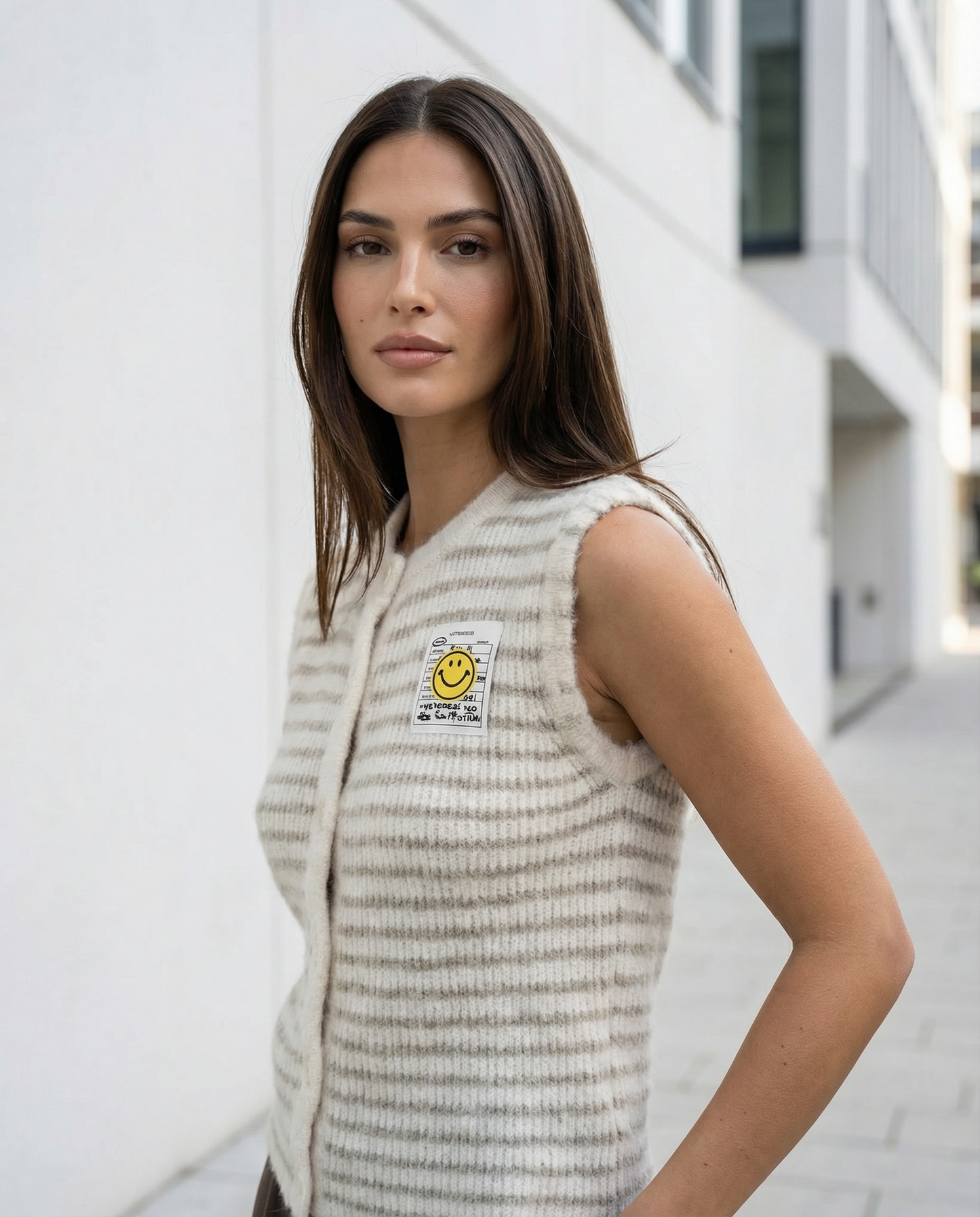 Gestreifte Strickweste mit Patch