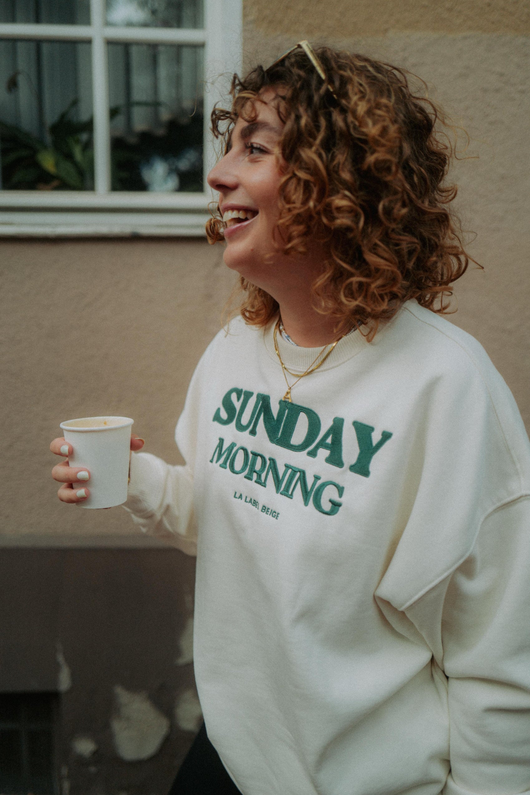 Oversized Damen Sweater in Creme mit grünem Statement Print „Sunday Morning“ von La Label Beige